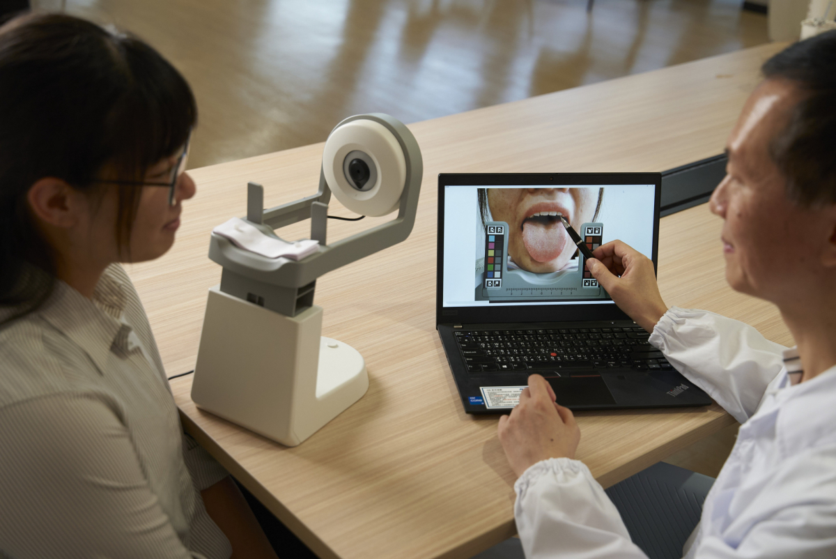 友達耘康的「舌象辨識軟體」則運用AI與大數據技術，可快速辨識舌色、舌形、苔色、苔質等特徵，顯著提升舌象辨識效率，優化檢測流程。