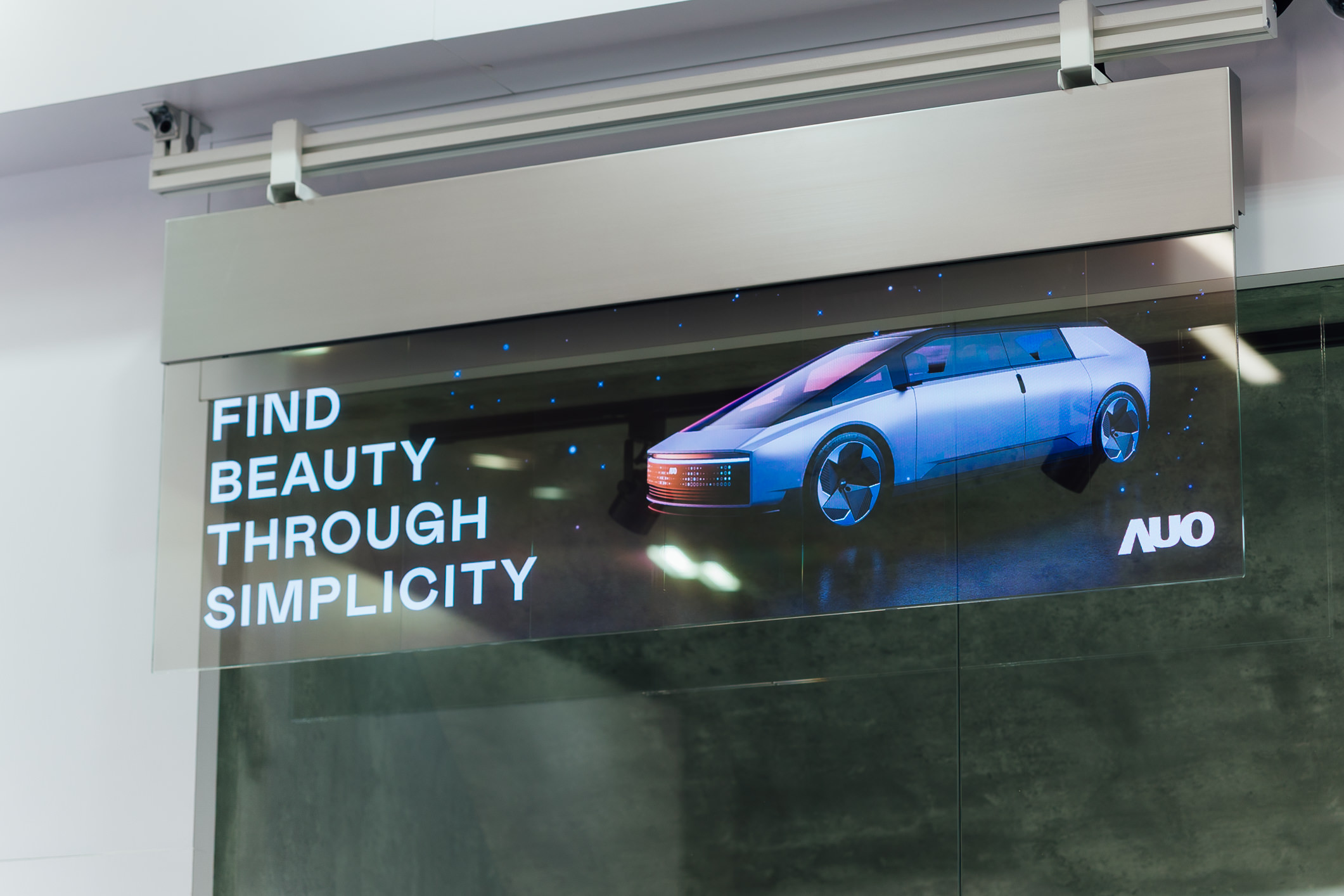 具備高亮度透明感的54吋透明Micro LED智慧看板，可無限拼接不同尺寸，營造出兼具科技感與美學的沉浸式氛圍，適用於旗艦店、展演空間等多元場域。