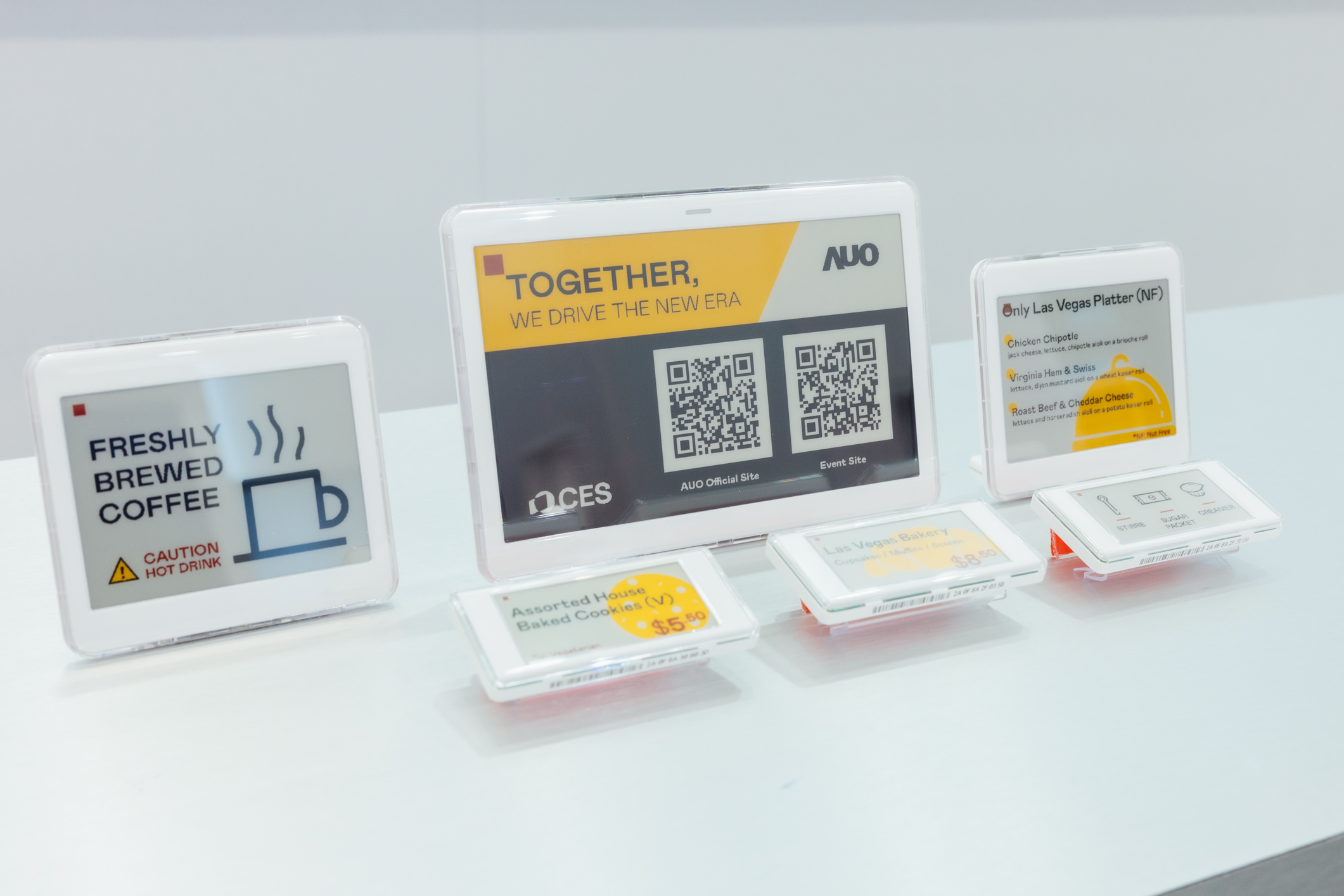 達擎開發的低功耗、全彩的aecoPost電子紙解決方案，僅在更新畫面時需要微量的電力驅動，無需佈建電線的便捷設計，使其可靈活應用、彈性選擇置放處；可搭配aecoTag電子貨架標籤解決方案，驅動商店內所有數位看板和電子貨架標籤，以遠端控制實現動態變價，提升門市人員作業效率，並以無紙化落實永續經營目標。