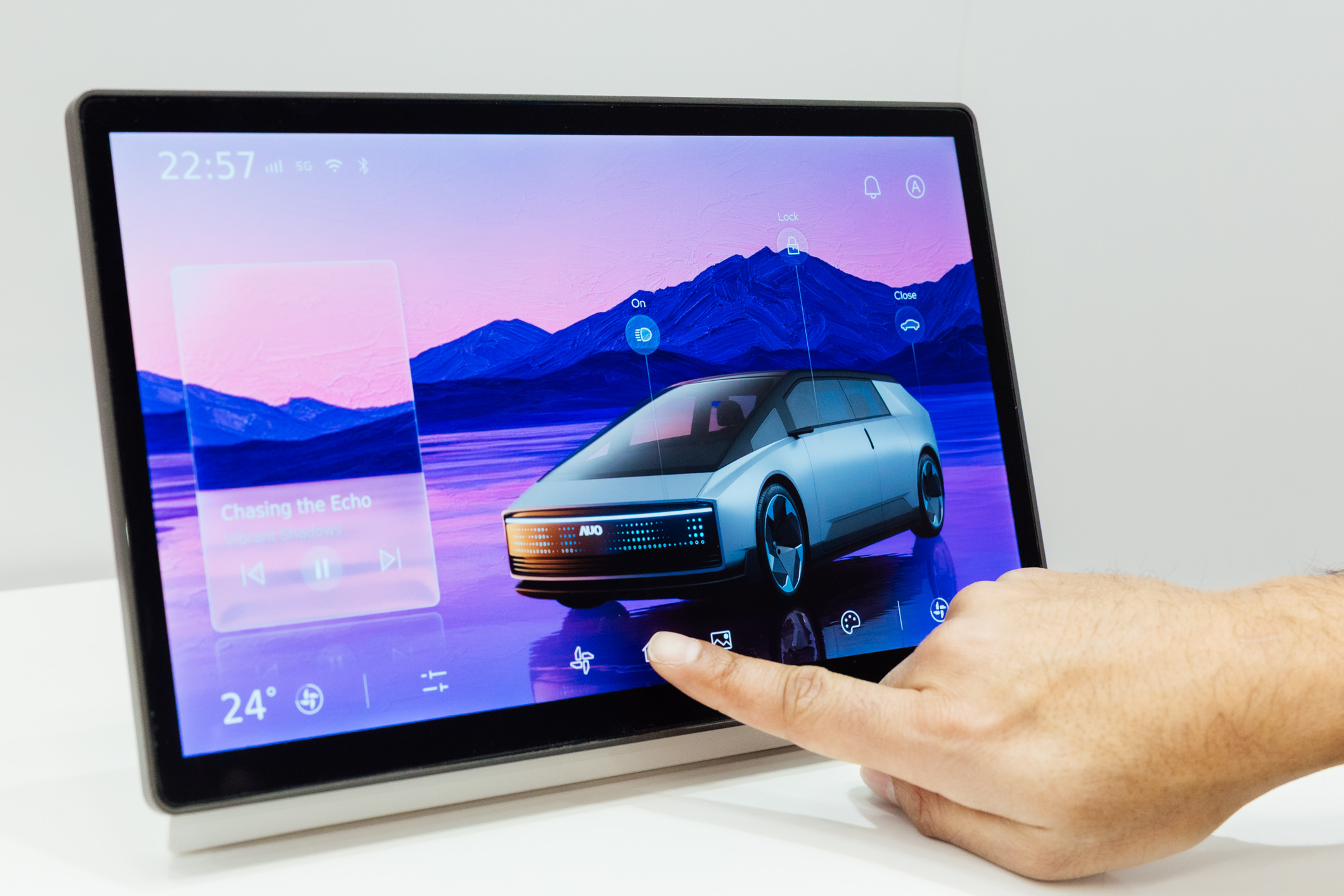 將先進抗反光技術導入於CID中控台呈現全時可視效果，並支援與座艙環境完美融合，帶來清晰且不干擾的駕駛與座艙操作體驗，兼容座艙質感與行車安全。