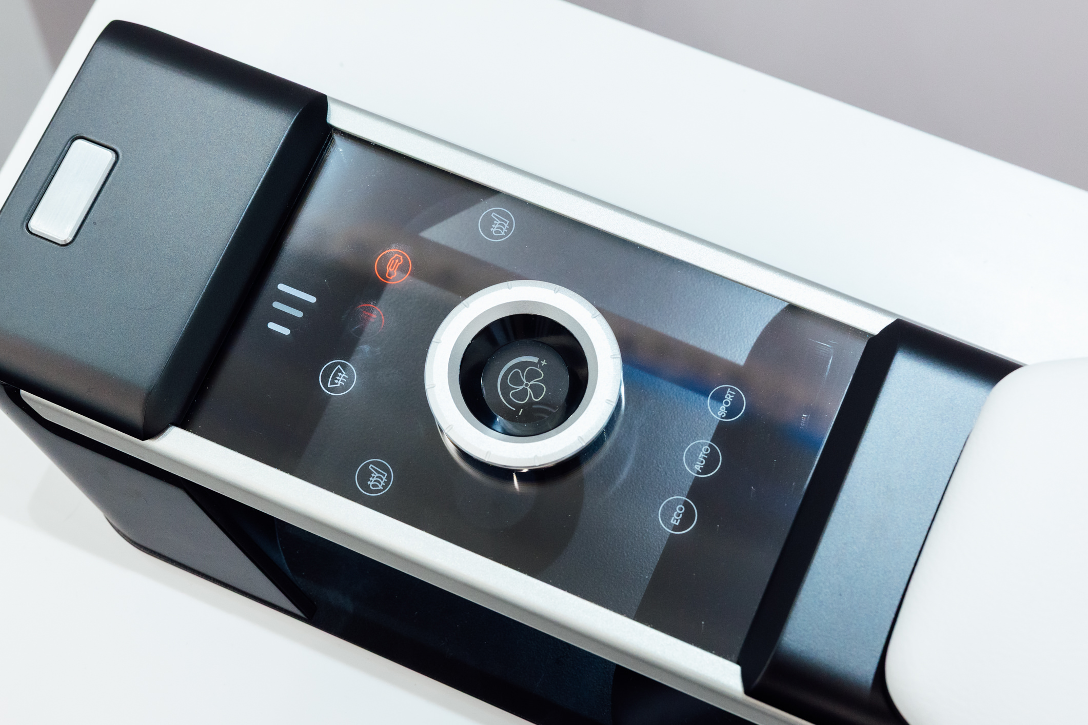 以極簡設計打造的CrystalSense Console，為中央扶手區帶來創新突破，將功能隱藏於簡約的外觀中，並採用懸浮式旋鈕搭配玻璃面板與主動觸覺回饋，僅在操作時才顯現功能選單，提供直覺且可自訂的互動體驗。